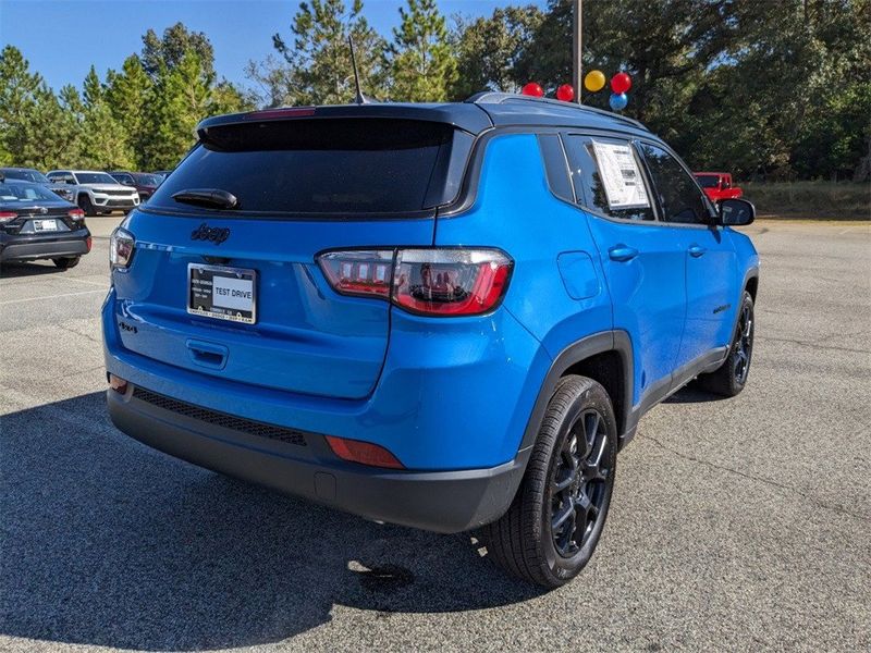 2023 Jeep Compass Altitude 4x4 in a Laser Blue Pearl Coat exterior color and Blackinterior. South Georgia CDJR 229-443-1466 southgeorgiacdjr.com 