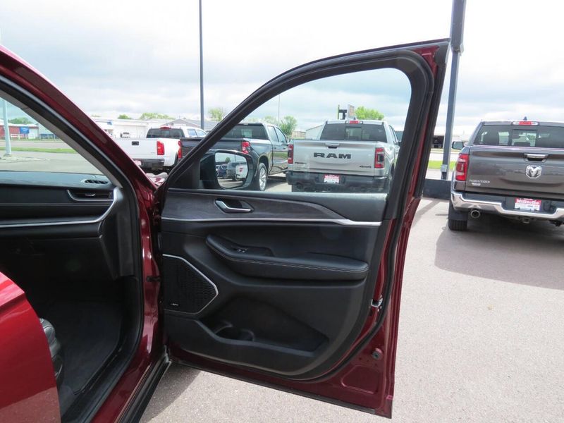 2022 Jeep Grand Cherokee L Limited 4x4 4dr SUVImage 24