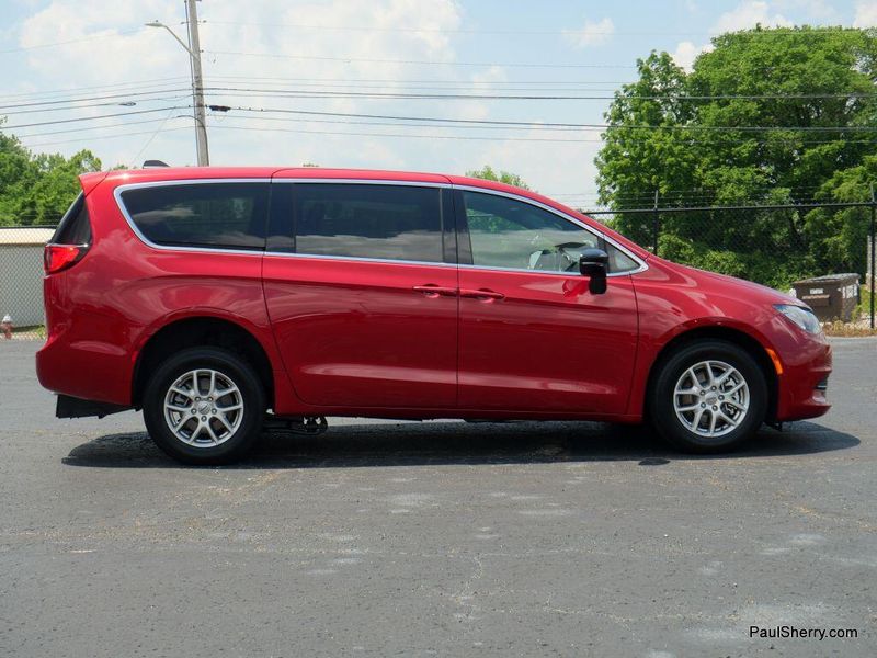 New 2025 Chrysler Voyager LXImage 32