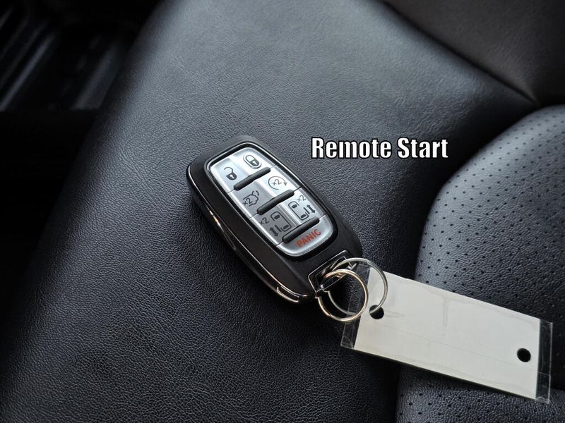 Used 2025 Chrysler Pacifica Select