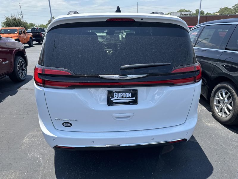New 2025 Chrysler Pacifica SelectImage 7