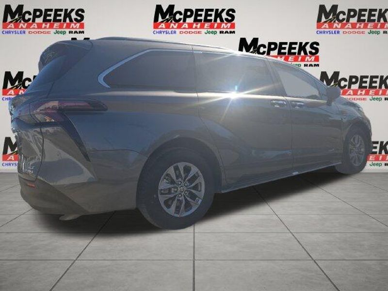 Used 2023 Toyota Sienna XLEImage 5