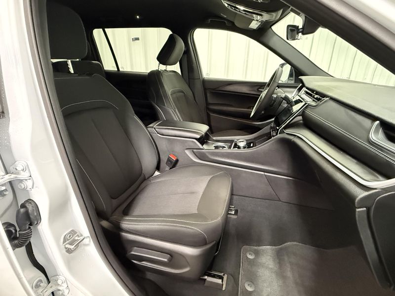 Used 2025 Jeep Grand Cherokee L LaredoImage 12