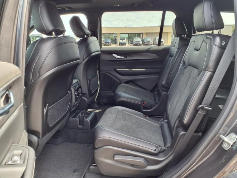2025 Jeep Grand Cherokee Altitude photo 8