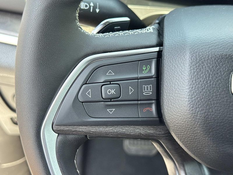 New 2026 Jeep Grand Cherokee Laredo Altitude 4x2