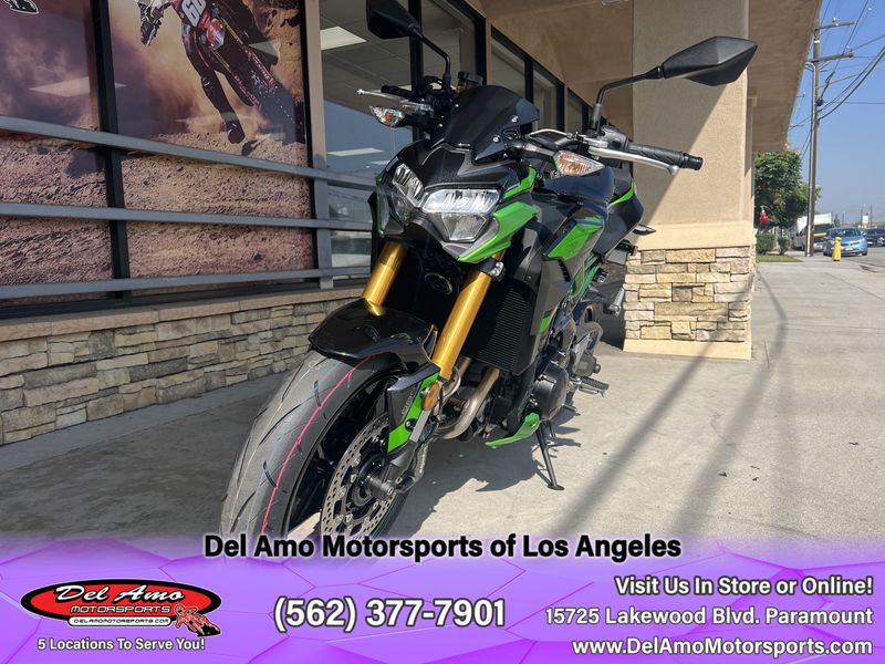 2024 Kawasaki ZR900MRFNL-BK2  in a METALLIC SPARK BLACK/METALLIC MATTE GRAPHENESTEEL GRAY/CANDY LIME GREEN exterior color. Del Amo Motorsports of Los Angeles (562) 262-9181 delamomotorsports.com 