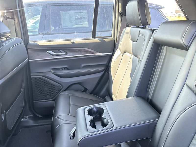 New 2025 Jeep Grand Cherokee Limited 4x4Image 18