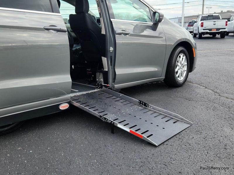 Used 2022 Chrysler Pacifica Touring L