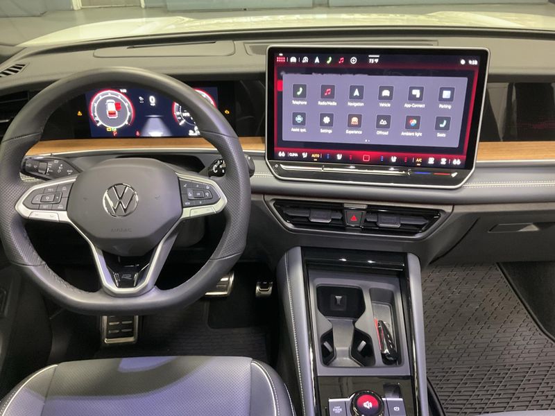 Used 2025 Volkswagen Tiguan SEL R-Line AWD w/Sunroof/NavImage 13