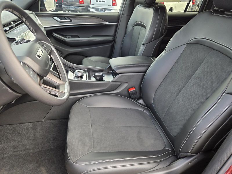 New 2026 Jeep Grand Cherokee Laredo Altitude 4x2