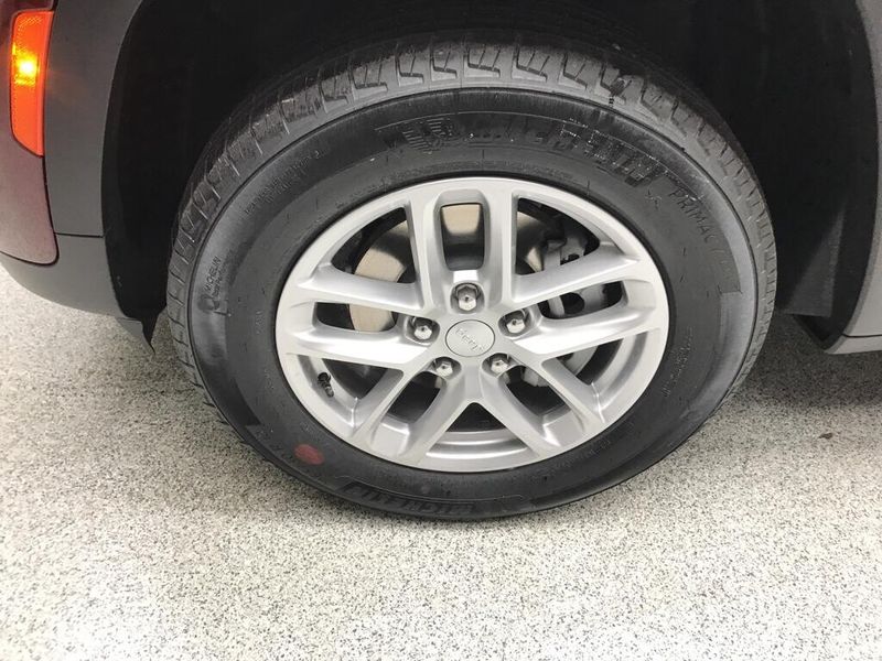 New 2026 Jeep Grand Cherokee Laredo X 4x4Image 2