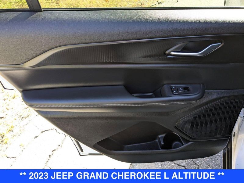 2023 Jeep Grand Cherokee Altitude photo 22