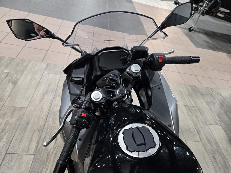 2025 Kawasaki NINJA 500 SE ABS METALLIC FLAT SPARK BLACK AND METALLIC SPARK BLACK Image 13
