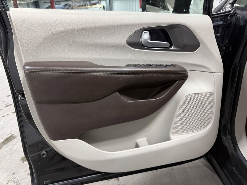 Used 2018 Chrysler Pacifica Touring LImage 18