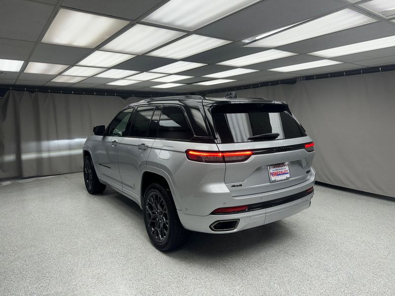 2025 Jeep Grand Cherokee Summit Reserve 4x4Image 2