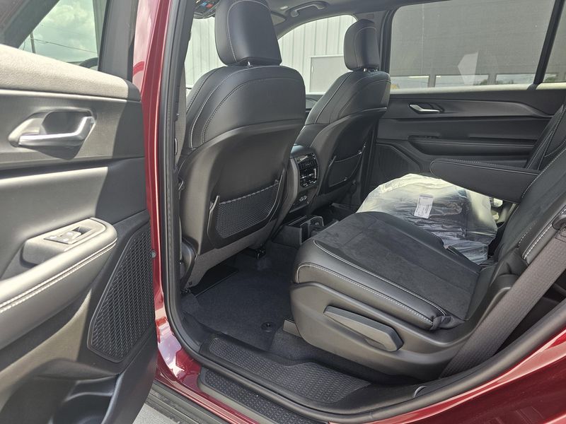 2025 Jeep Grand Cherokee L Altitude XImage 12