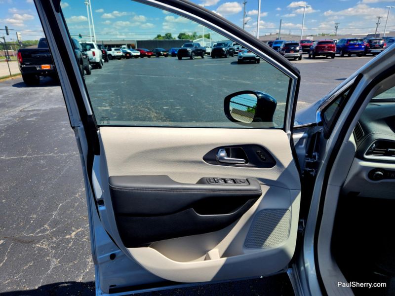 Used 2024 Chrysler Pacifica Touring L