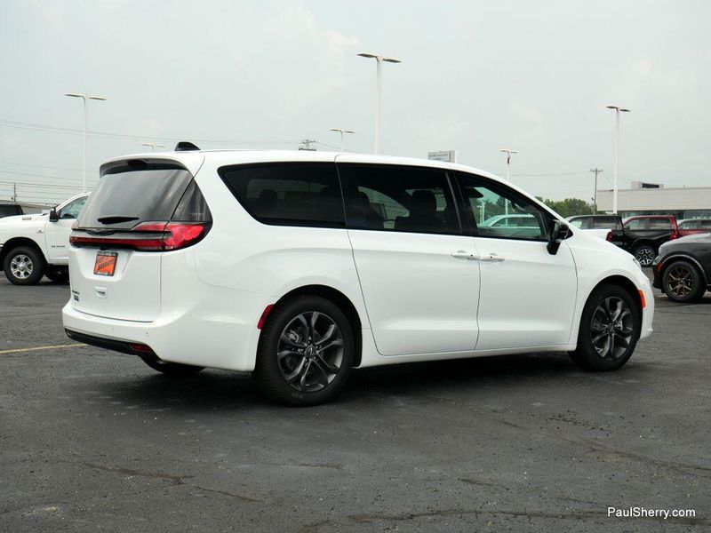 New 2026 Chrysler Pacifica Select