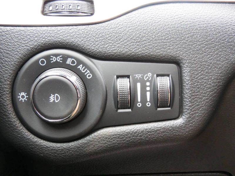 Used 2021 Jeep Cherokee 80th Anniversary Edition 4x4 4dr SUVImage 21