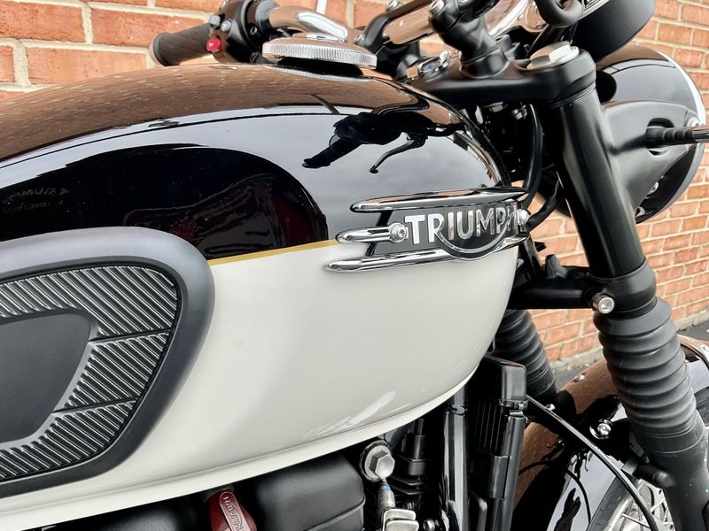 2024 Triumph Bonneville T120 BlackImage 7