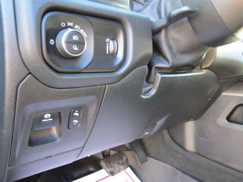 Used 2021 RAM 1500 Big Horn 4x4 4dr Crew Cab 5.6 ft. SB PickupImage 12