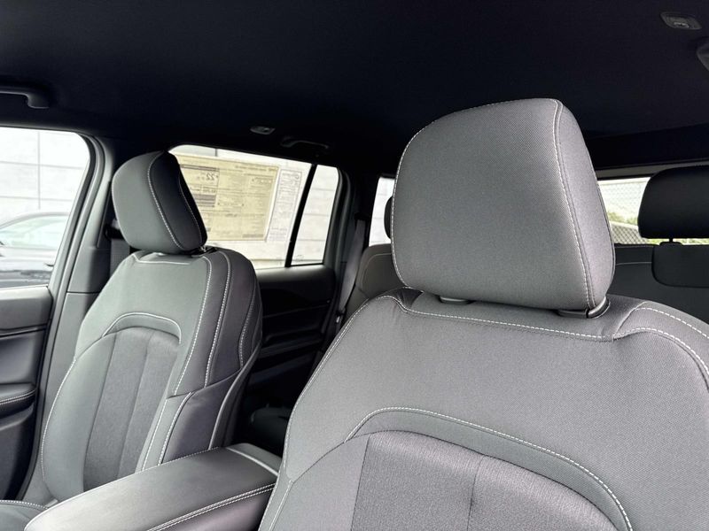 New 2026 Jeep Grand Cherokee Laredo 4x2