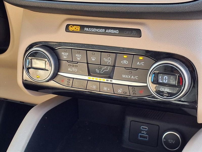 2021 Ford Escape SEL Hybrid photo 8