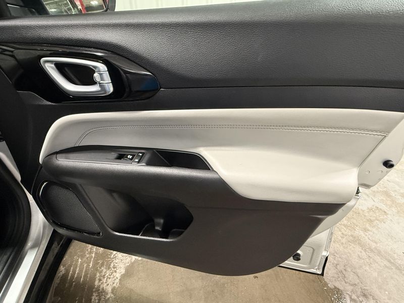 Used 2025 Jeep Compass LimitedImage 11