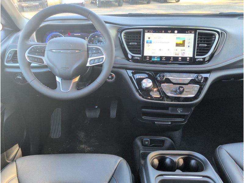 New 2027 Chrysler Pacifica SelectImage 33