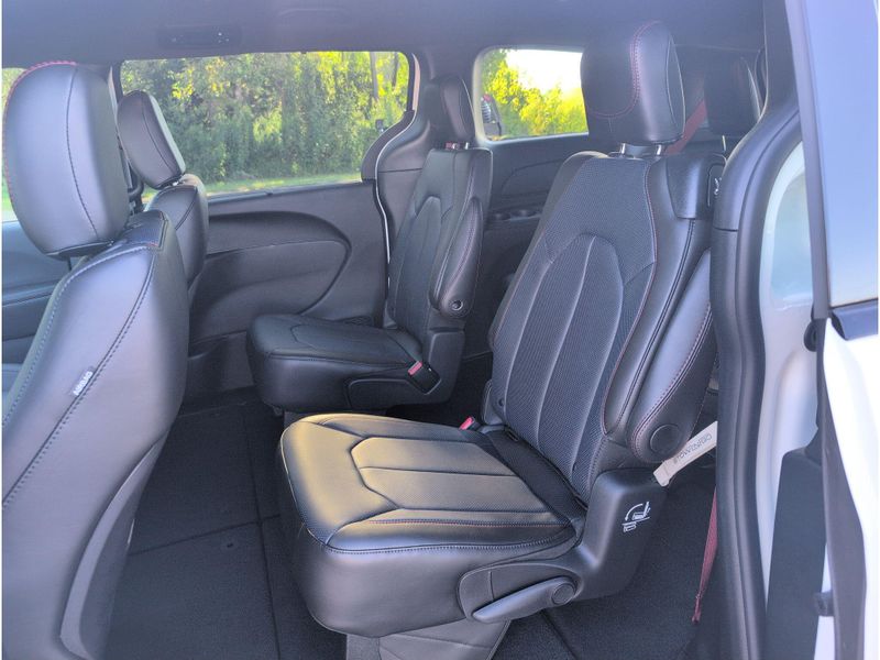 New 2027 Chrysler Pacifica SelectImage 29