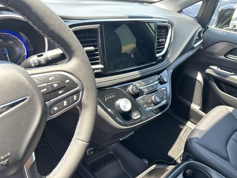 New 2025 Chrysler Pacifica SelectImage 23