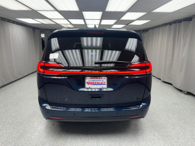 2025 Chrysler Pacifica Limited AwdImage 3