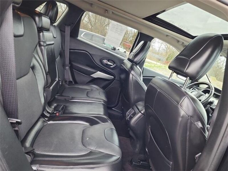 2016 Jeep Cherokee OverlandImage 28
