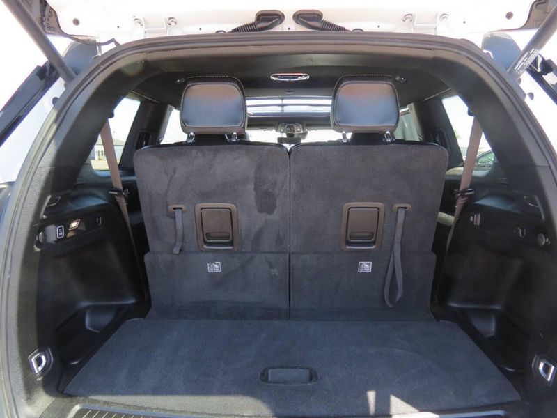 Used 2024 Jeep Grand Cherokee L Limited 4x4 4dr SUVImage 11