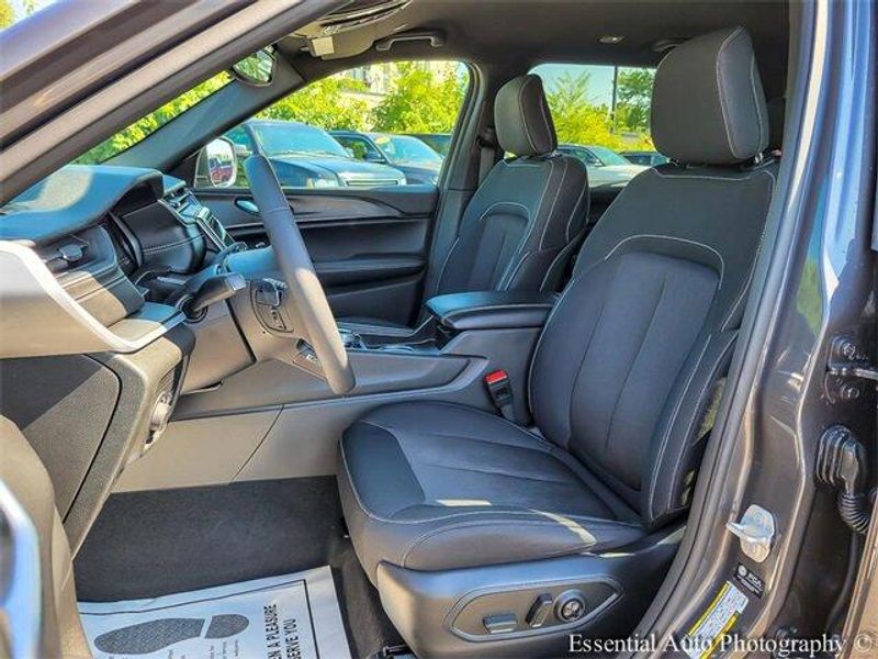 2024 Jeep Grand Cherokee Laredo photo 6