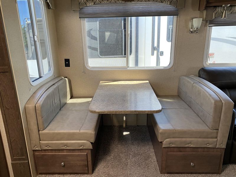 2019 ARCTIC FOX M-27-5L Image 16