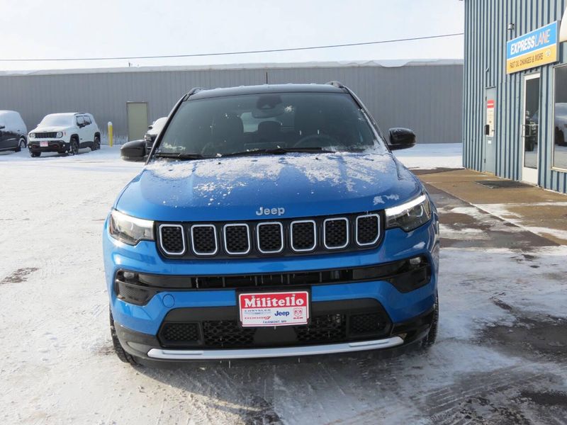 2023 Jeep Compass Limited 4x4 4dr SUVImage 4