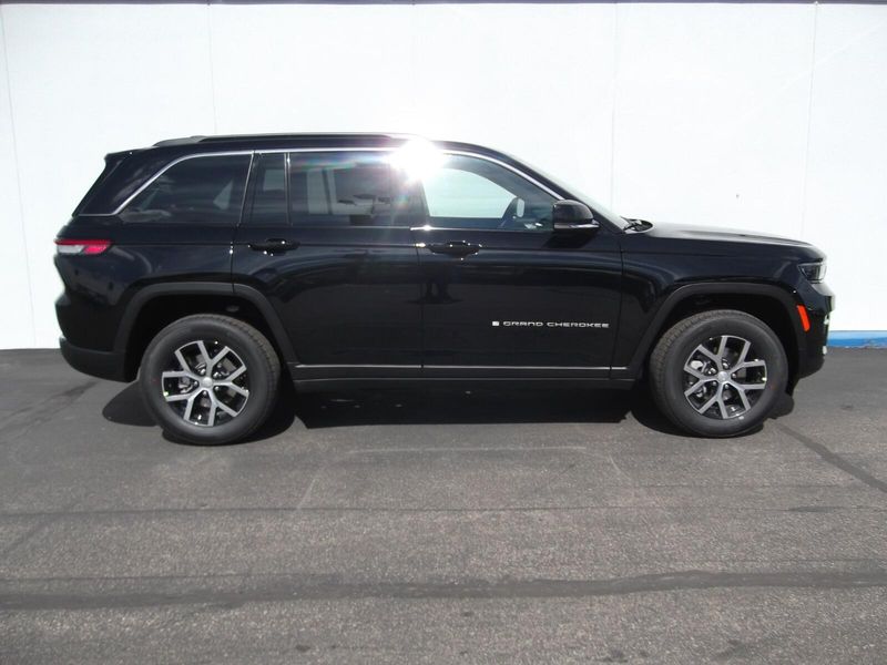 2025 Jeep Grand Cherokee Limited photo 2