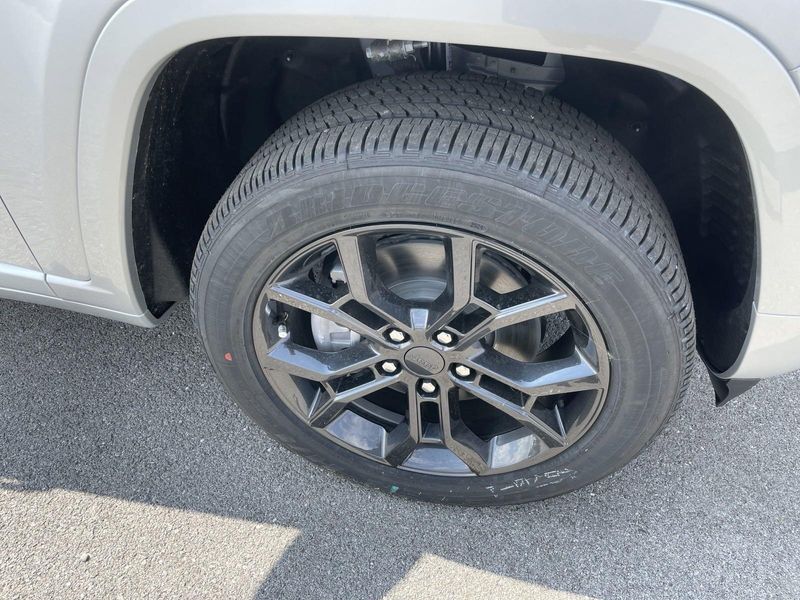 2024 Jeep Cherokee 4xe Anniversary Edition Sport photo 8