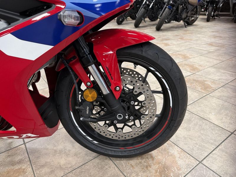 New 2026 Honda CBR650R E-CLUTCH Image 19