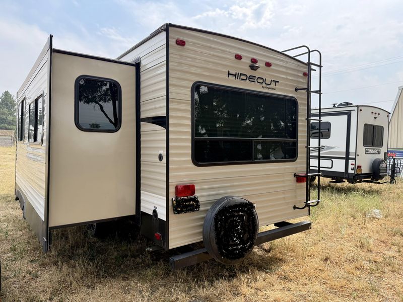 Used 2018 KEYSTONE HIDEOUT 26RLSWE Image 3