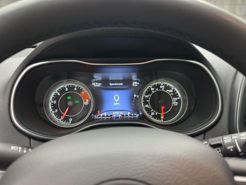 Used 2022 Jeep Cherokee Latitude LuxImage 10