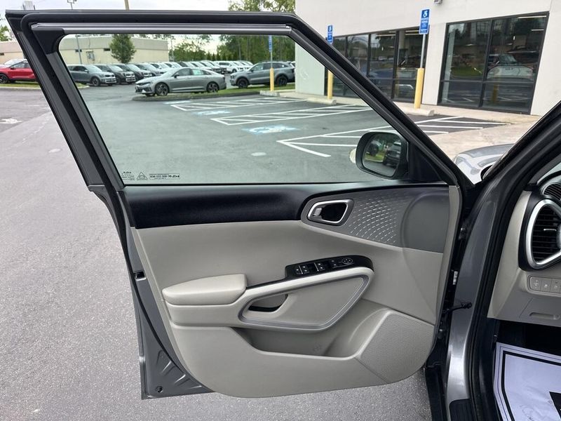 2023 Kia Soul LXImage 24