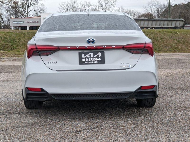 2022 Toyota Avalon Hybrid XLE in a Ice Edge exterior color and Blackinterior. Johnson Dodge 601-693-6343 pixelmotiondemo.com 