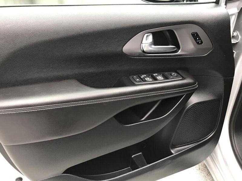 Used 2026 Chrysler Pacifica SelectImage 7