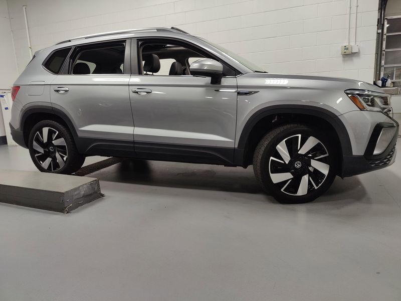 Used 2024 Volkswagen Taos SEL AWD w/Sunroof/NavImage 3