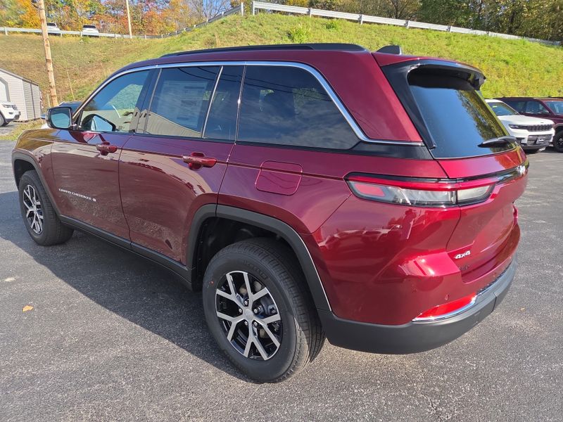 2025 Jeep Grand Cherokee Limited photo 4