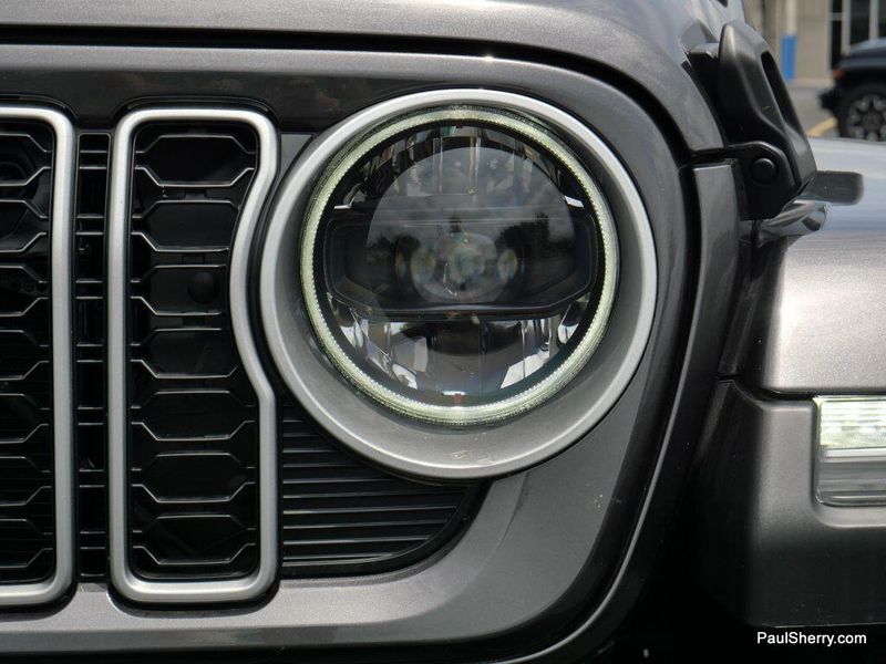 New 2025 Jeep Wrangler 4-door SaharaImage 15