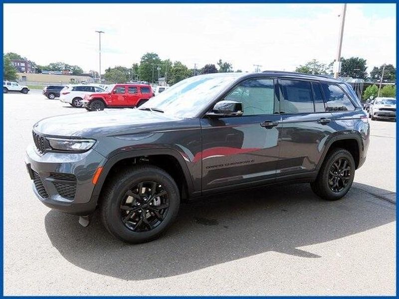 New 2025 Jeep Grand Cherokee Image 1