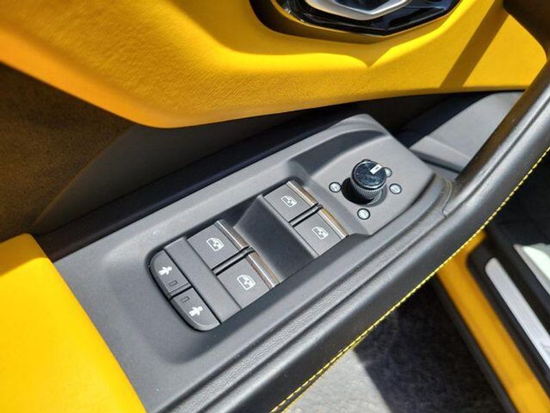 2019 Lamborghini Urus photo 17